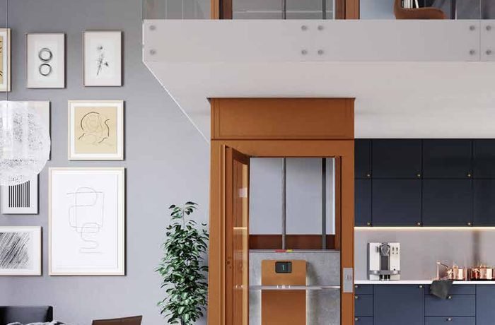 Elevador residencial de madera integrado a la sala